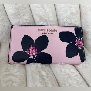 Kate Spade Large Slim Bifold Wallet in Grand Flora Navy Print Serendipity Pink